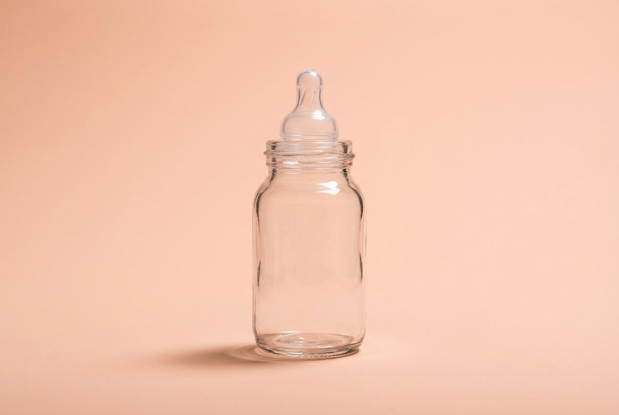 Gros plan iconique d'un biberon sur fond épuré.