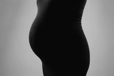 Gros plan minimaliste et artistique du ventre d'une femme enceinte.