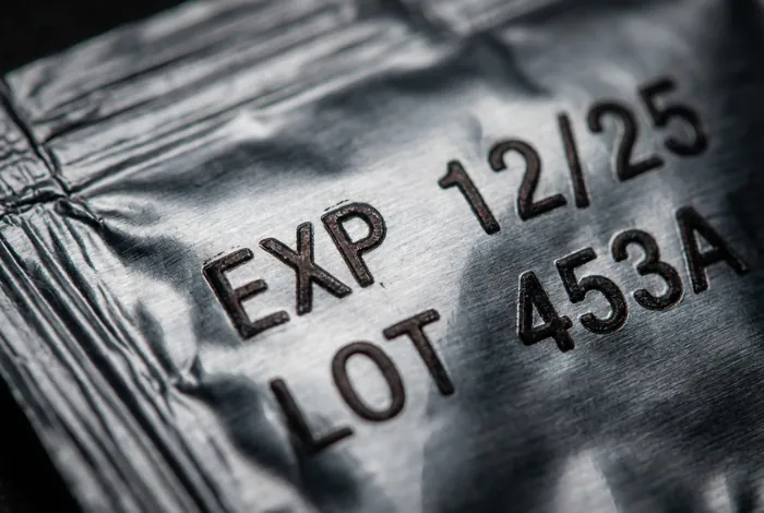 Test de grossesse périmé : Fiabilité - 3 Risques à savoir - Peut-on s'y fier ? Gros plan sur la mention de péremption EXP d'un test de grossesse.