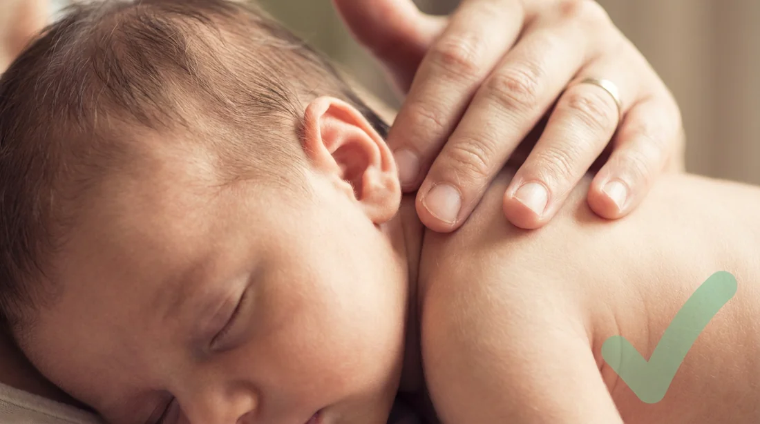 Gros plan du test de la nuque pour vérifier la température de bébé.