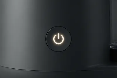 Gros plan sur l'interface de commande et le bouton d'un robot culinaire pour bébé