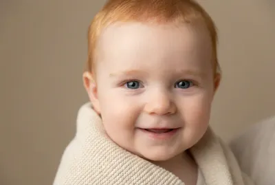 Miniature d'un bébé roux aux sourcils clairs.