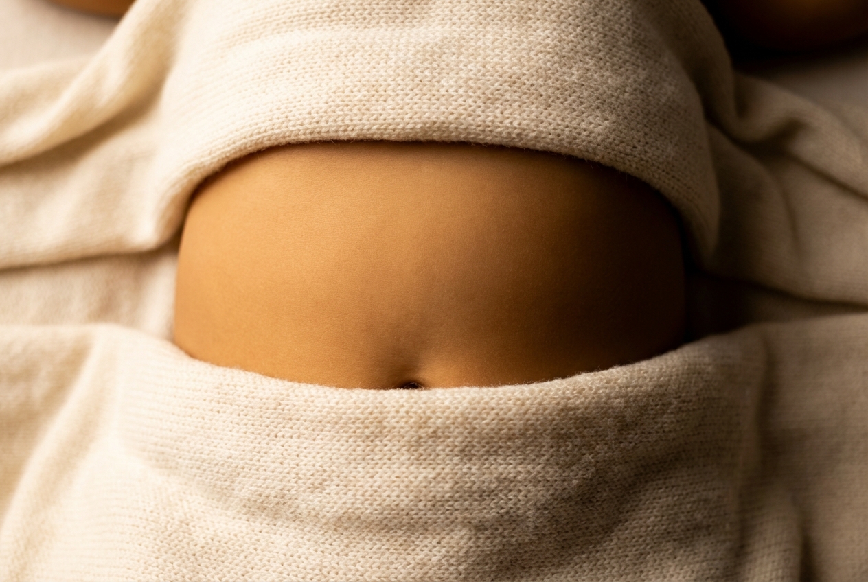 Gros plan minimaliste sur le ventre d'un nourrisson en bonne santé.