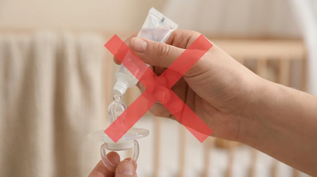 Précaution d'usage Dolodent interdit sur sucette Image d'avertissement : ne pas mettre de gel Dolodent sur une tétine.