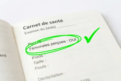 Mention fémorales perçues oui sur le carnet de santé de bébé.