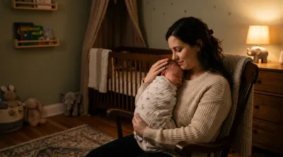 Gros plan sur le visage serein d'un nouveau-né